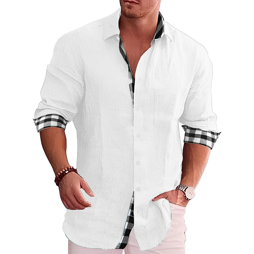 Mann in weißem Hemd mit karierten Manschetten, lässiger Stil, Mode für Herren, modernes Design, Freizeitkleidung, elegantes Outfit.
