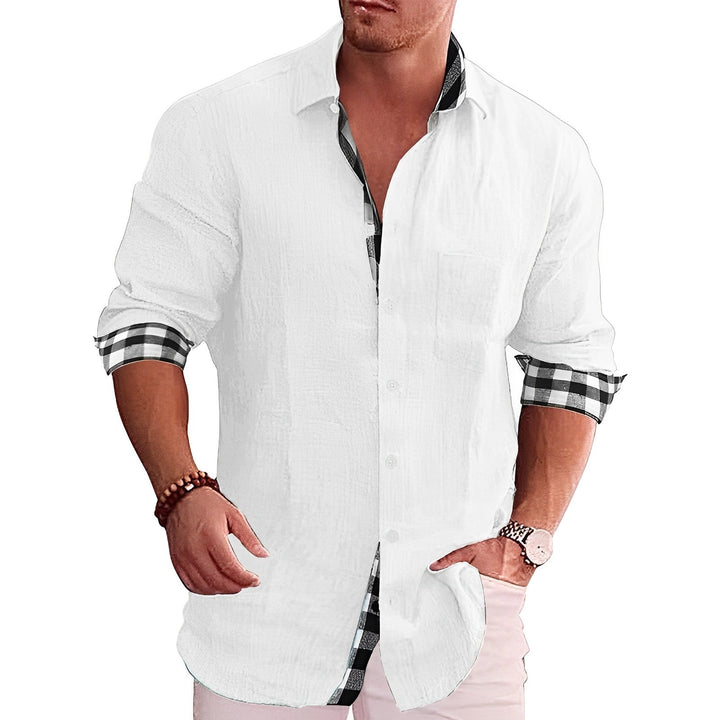 Mann in weißem Hemd mit karierten Manschetten, lässiger Stil, Mode für Herren, modernes Design, Freizeitkleidung, elegantes Outfit.