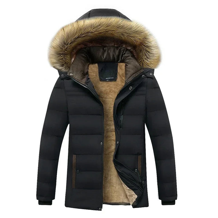 Schwarze Winterjacke mit Kapuze und Kunstfellbesatz, warm gefüttert, ideal für kalte Temperaturen. Herrenmode, stilvoll und funktional.