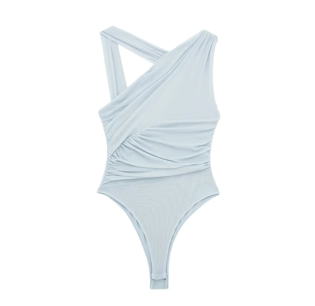 Hellblauer, asymmetrischer Damen-Bodysuit mit überkreuztem Trägerdesign und gerafften Details. Modischer Einteiler, ideal für Sommeroutfits.