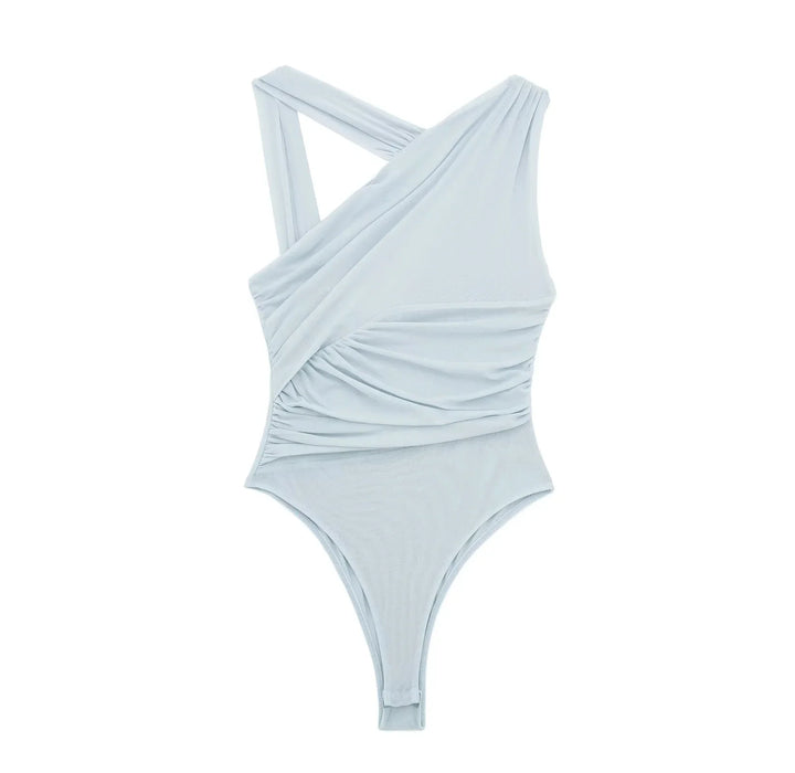 Hellblauer, asymmetrischer Damen-Bodysuit mit überkreuztem Trägerdesign und gerafften Details. Modischer Einteiler, ideal für Sommeroutfits.