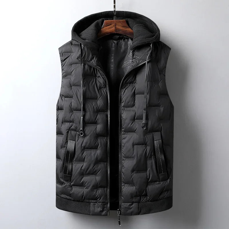 Schwarze Steppweste mit Kapuze, Reißverschluss und Kordelzug. Modische Herrenweste, ideal für Herbst und Winter. Outdoor-Bekleidung.