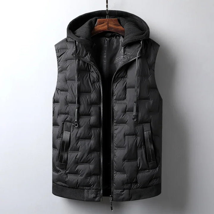 Schwarze Steppweste mit Kapuze, Reißverschluss und Kordelzug. Modische Herrenweste, ideal für Herbst und Winter. Outdoor-Bekleidung.