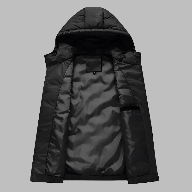 Schwarze Winterjacke mit Kapuze, geöffnet, zeigt Innenfutter. Stilvolle, warme Herrenjacke, ideal für kalte Temperaturen und Outdoor-Aktivitäten.