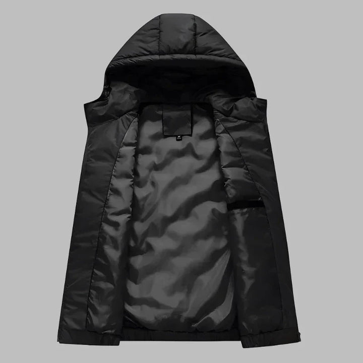Schwarze Winterjacke mit Kapuze, geöffnet, zeigt Innenfutter. Stilvolle, warme Herrenjacke, ideal für kalte Temperaturen und Outdoor-Aktivitäten.