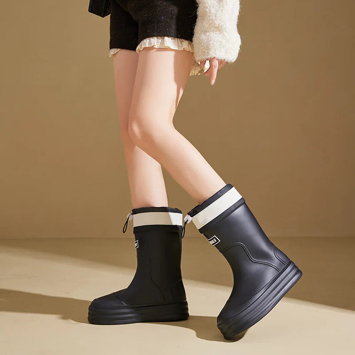 Regenstiefel für den Herbst - Beige Gummistiefel mit kontrastierenden Streifen und flacher Sohle für Damen