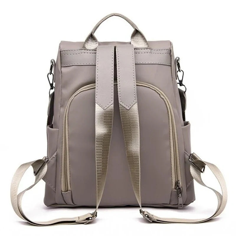 Grauer Rucksack mit verstellbaren Trägern, Reißverschlusstaschen und modernem Design. Perfekt für Schule, Reisen und Alltag.