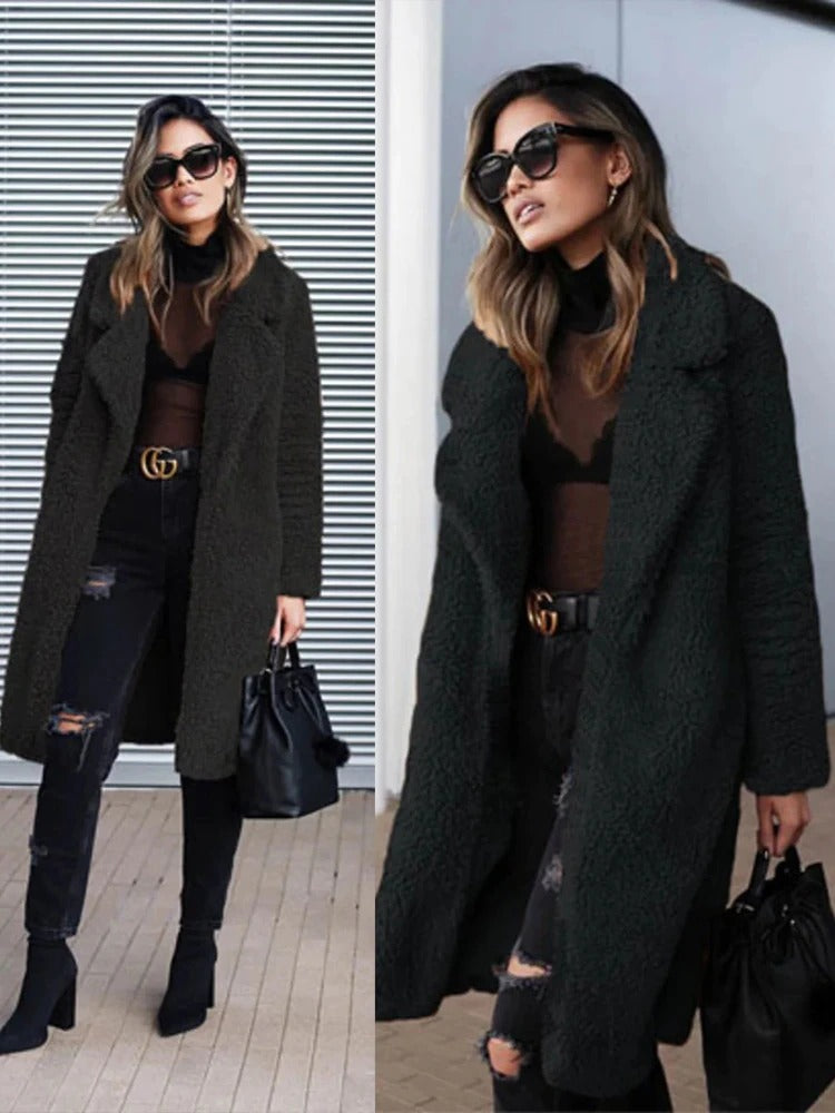 Frau in schwarzem Teddy-Mantel, zerrissenen Jeans und Sonnenbrille, hält eine schwarze Handtasche. Modischer Herbst-Look, urbaner Stil.