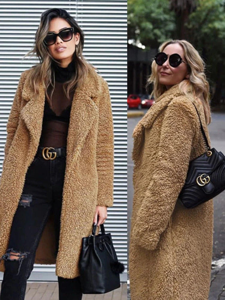Zwei Frauen in braunen Teddy-Mänteln, schwarzen Sonnenbrillen und modischen Accessoires. Trendige Herbstmode, stilvolle Outfits, urbane Kulisse.