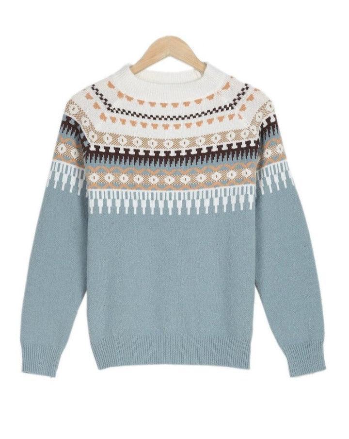Blauer Strickpullover mit skandinavischem Muster, Rundhalsausschnitt und bunten Details auf Holzkleiderbügel. Wintermode, gemütlicher Stil.