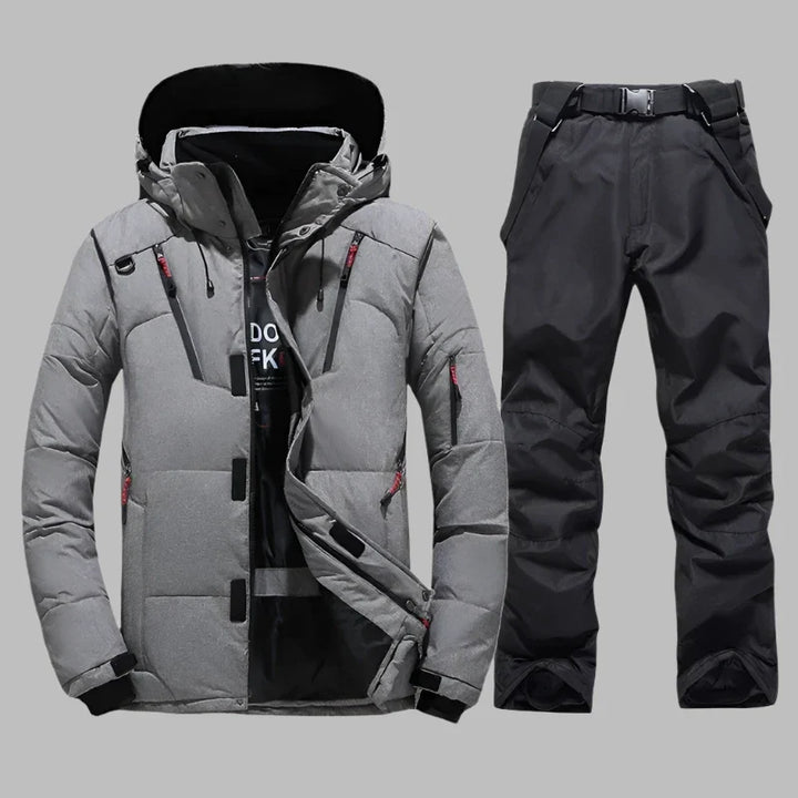 Graue Winterjacke und schwarze Skihose für Herren, wasserdicht und winddicht, ideal für Outdoor-Aktivitäten und Wintersport.