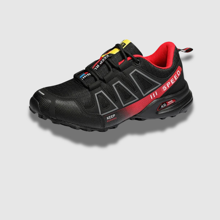 Schwarzer Sportschuh mit rotem und gelbem Akzent, robustem Design, Klettverschluss und "Speed"-Aufschrift, ideal für Outdoor-Aktivitäten.