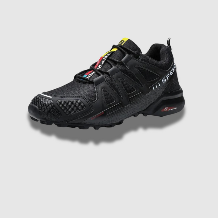 Schwarzer Trailrunning-Schuh mit robustem Design, atmungsaktivem Mesh-Obermaterial und griffiger Sohle. Ideal für Outdoor-Aktivitäten und Sport.