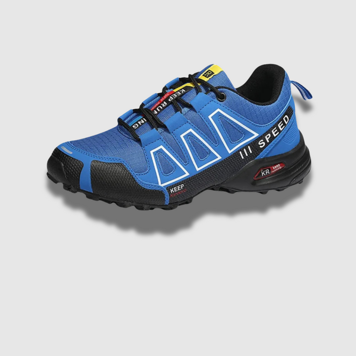 Blauer Trailrunning-Schuh mit schwarzer Sohle, gelben und roten Akzenten. Outdoor-Sportschuh, atmungsaktiv, rutschfest, ideal für Gelände.