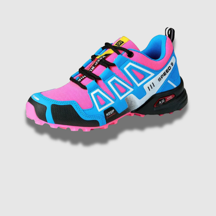 Bunter Trailrunning-Schuh in Pink, Blau und Schwarz mit robustem Profil, ideal für Outdoor-Aktivitäten. Hochwertige Materialien, sportliches Design.