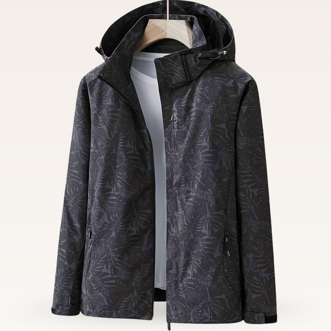 Schwarze Herren-Windjacke mit Kapuze, dezentem Blattmuster und Reißverschluss, ideal für Outdoor-Aktivitäten. Modische, funktionale Übergangsjacke.