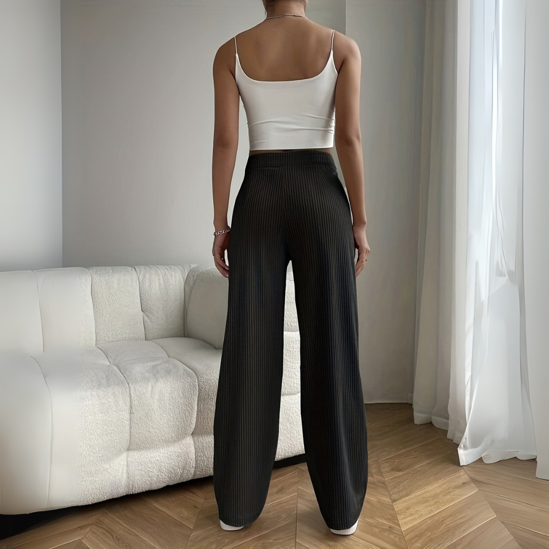 Flared Cordhose für den Herbst - Stilvolle Bundfaltenhose mit hoher Taille für Damen