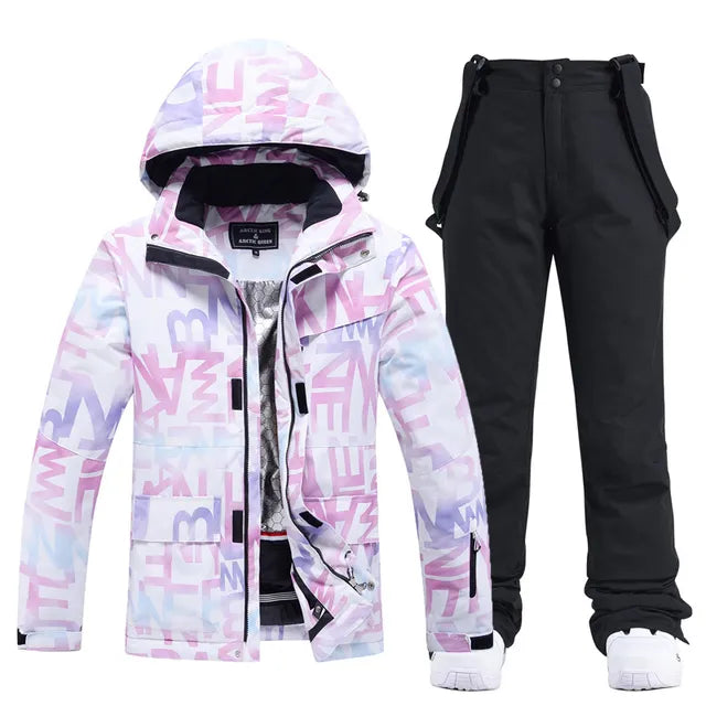 Bunte Skijacke mit Kapuze und schwarzer Skihose für Damen. Winterbekleidung, wasserdicht, atmungsaktiv, ideal für Skifahren und Snowboarden.
