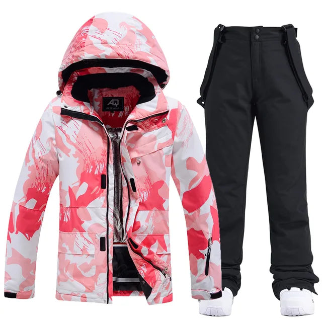 Rosa-weiße Camouflage-Skijacke mit Kapuze und schwarze Skihose. Winterbekleidung, Outdoor, wasserdicht, warm, für Damen und Herren geeignet.