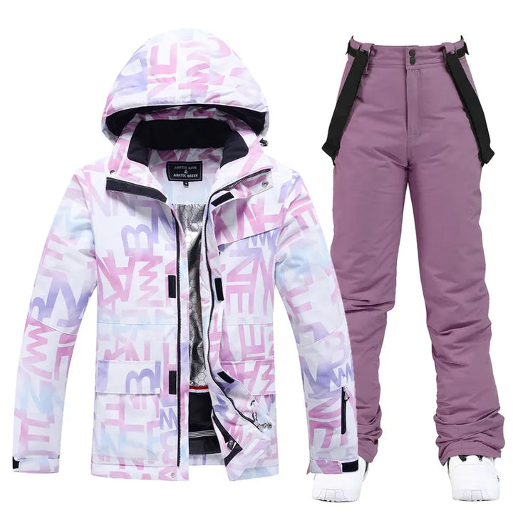 Damen Skianzug Set: Lila Skijacke mit Buchstabenmuster und passende lila Skihose. Wintermode, wasserdicht, atmungsaktiv, ideal für Skifahren.
