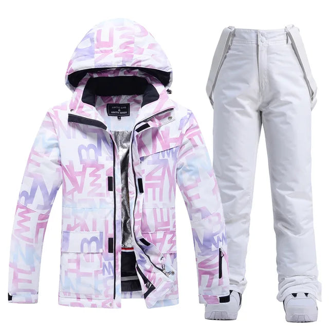 Weiße Skijacke mit buntem Buchstabenmuster und passende weiße Skihose. Winterbekleidung für Damen, wasserdicht und atmungsaktiv.