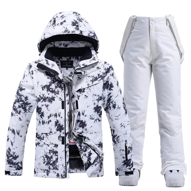 Weiße Skijacke mit schwarzem Muster und passende weiße Skihose. Winterbekleidung für Herren, wasserdicht und atmungsaktiv, ideal für Skisport.