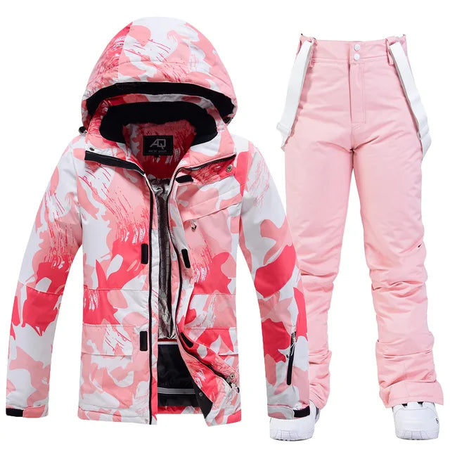 Rosa-weiße Skijacke mit Camouflage-Muster und passende rosa Skihose für Damen. Winterbekleidung, Outdoor, wasserdicht, atmungsaktiv.