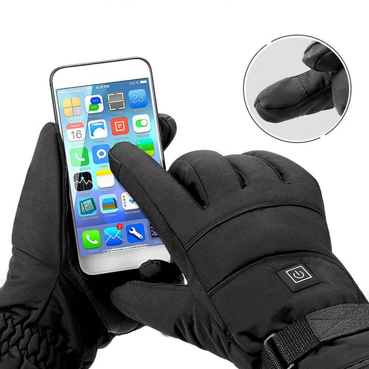 Schwarze Touchscreen-Handschuhe bedienen Smartphone, Nahaufnahme. Winterhandschuhe, Smartphone-Kompatibilität, Technologie im Freien.