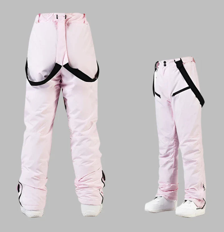 Rosa Skihose mit Hosenträgern, isoliert auf grauem Hintergrund. Winterbekleidung, wasserdicht, atmungsaktiv, ideal für Skifahren und Snowboarden.