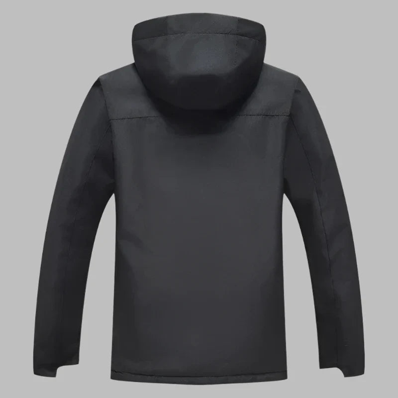 Schwarze Herren-Winterjacke mit Kapuze, Rückansicht. Wasserdichtes Material, ideal für Outdoor-Aktivitäten. Elegantes Design, warm und funktional.