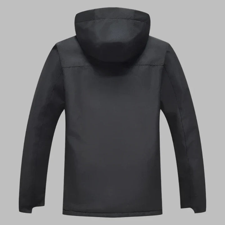Schwarze Herren-Winterjacke mit Kapuze, Rückansicht. Wasserdichtes Material, ideal für Outdoor-Aktivitäten. Elegantes Design, warm und funktional.