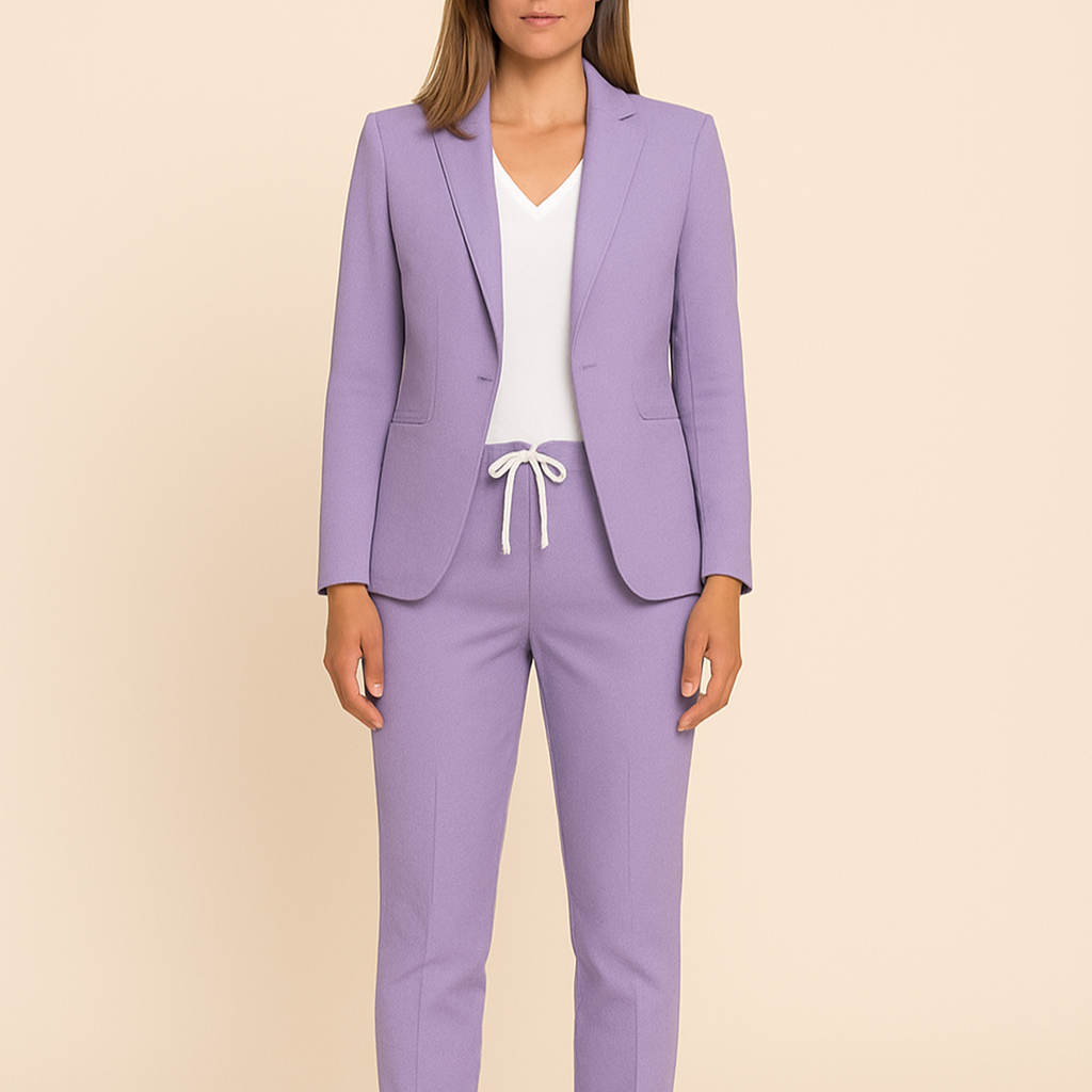Frau in lila Anzug mit weißem Oberteil, modisch, Business-Outfit, elegante Damenmode, Bürolook, stilvolle Kleidung, professionelle Erscheinung.