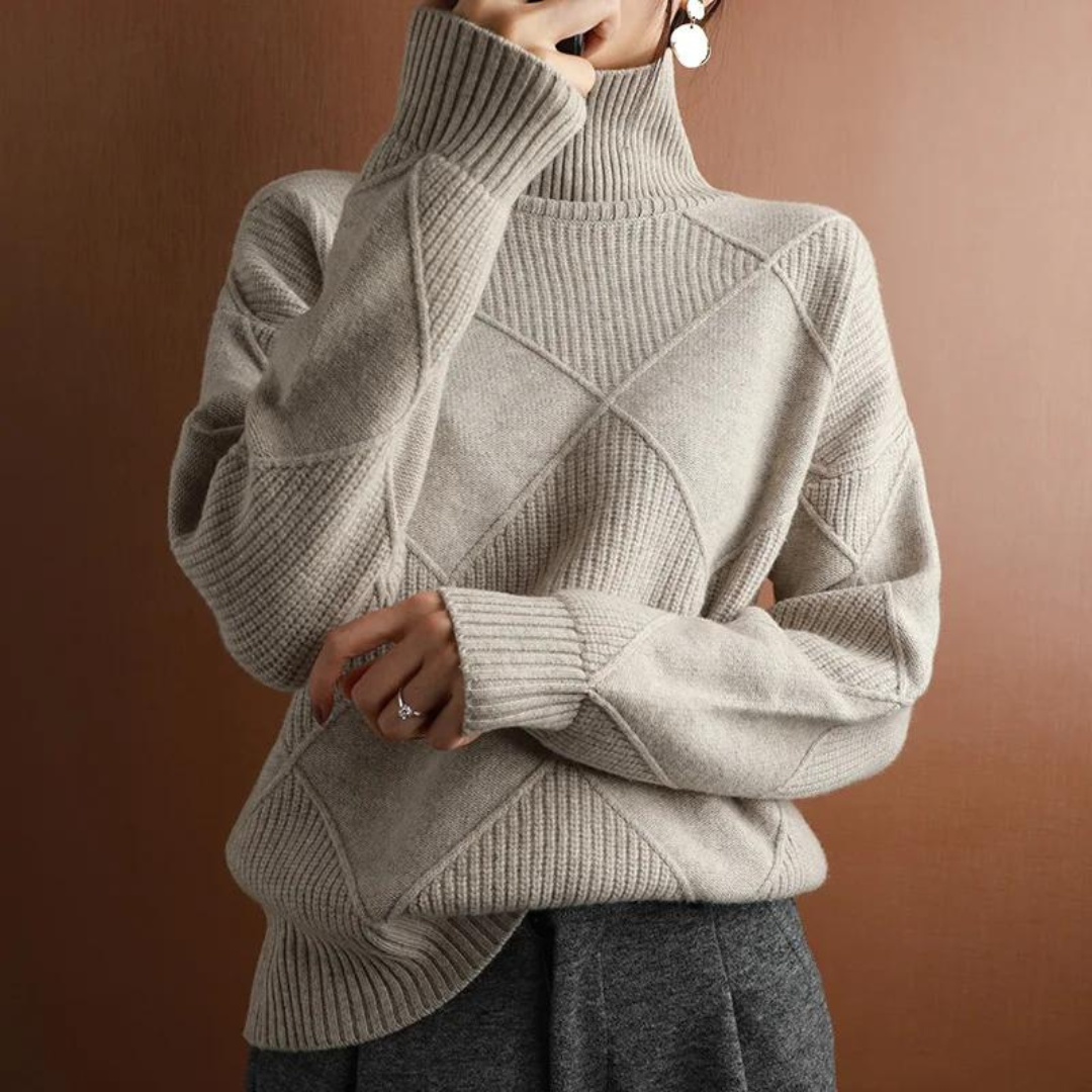 Damen Pullover mit Rollkragen, beige, geometrisches Strickmuster, modisch, warm, Herbst-Winter Mode, eleganter Look, gemütlicher Stil.