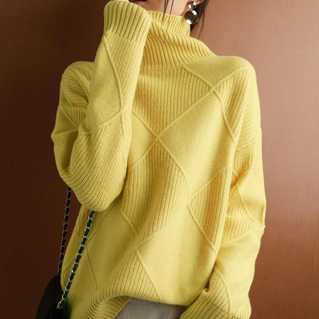 Gelber Strickpullover mit Rautenmuster, Rollkragen und langen Ärmeln. Modischer Damenpullover, ideal für Herbst und Winter.