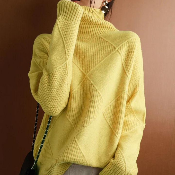 Gelber Strickpullover mit Rautenmuster, Rollkragen und langen Ärmeln. Modischer Damenpullover, ideal für Herbst und Winter.