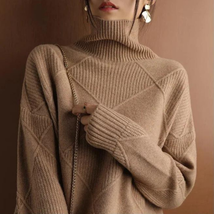 Frau in braunem Rollkragenpullover mit geometrischem Muster, goldene Ohrringe, Kettentasche, stilvolle Herbstmode, elegantes Outfit.