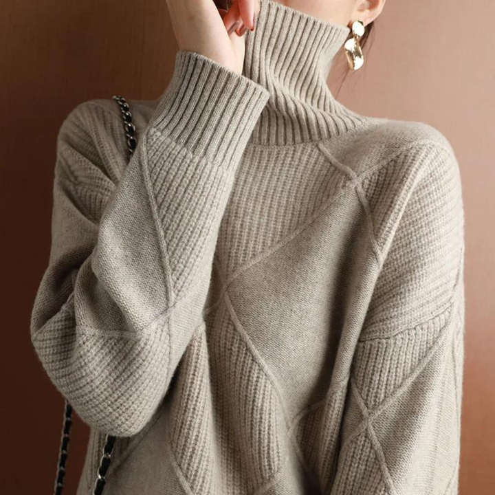 Damenpullover mit Rollkragen, beige, gestrickt, geometrisches Muster, elegantes Design, Herbstmode, warme Kleidung, stilvoller Look.