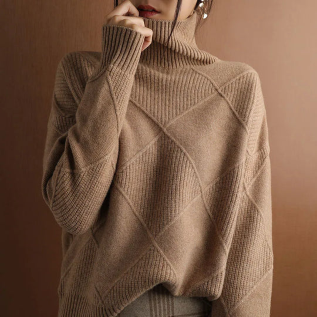 Frau in braunem Strickpullover mit Rautenmuster, hält Kragen. Modischer Herbst-Winter-Look, gemütlicher Pullover, stilvolle Damenbekleidung.