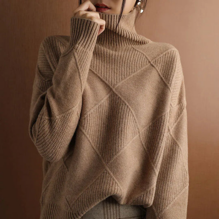 Frau in braunem Strickpullover mit Rautenmuster, hält Kragen. Modischer Herbst-Winter-Look, gemütlicher Pullover, stilvolle Damenbekleidung.