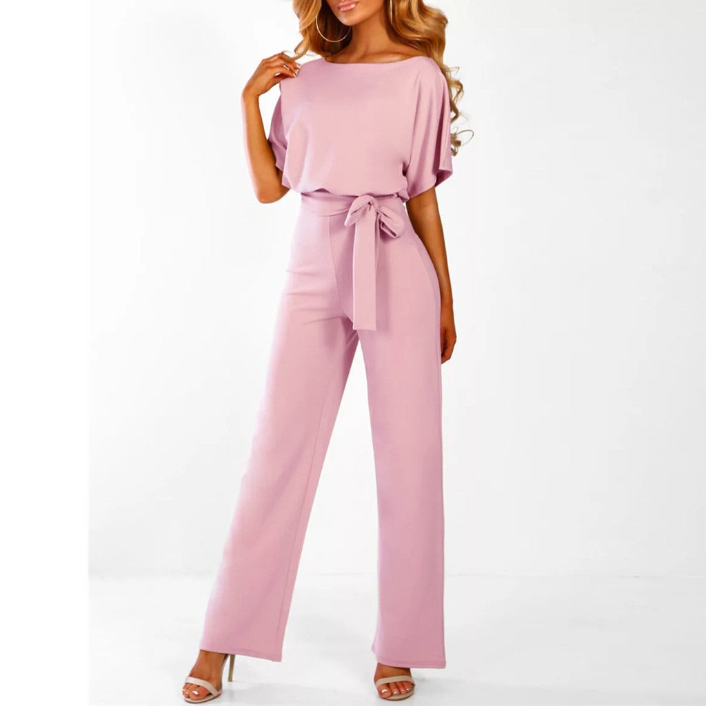 Damen Jumpsuit in Rosa, elegantes Design mit Gürtel, kurze Ärmel, weites Bein, ideal für Sommermode und stilvolle Anlässe.