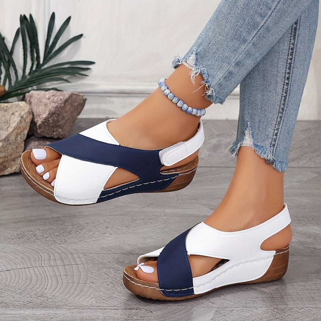Damen Sandalen in Blau-Weiß, Keilabsatz, offenes Design, getragen mit zerrissenen Jeans. Bequem, modisch, ideal für Sommer und Freizeit.