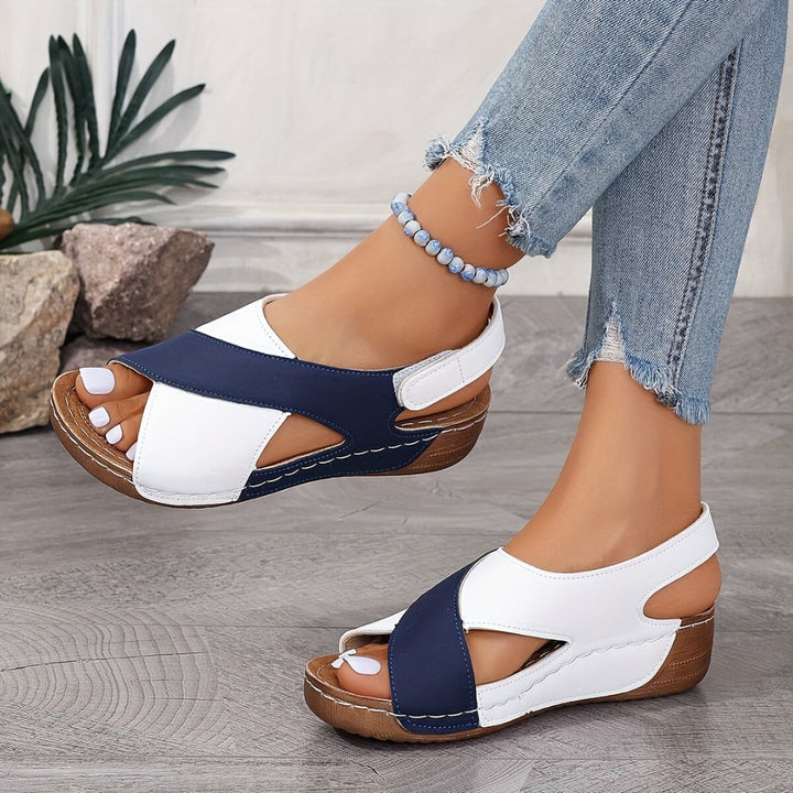 Damen Sandalen in Blau-Weiß, Keilabsatz, offenes Design, getragen mit zerrissenen Jeans. Bequem, modisch, ideal für Sommer und Freizeit.