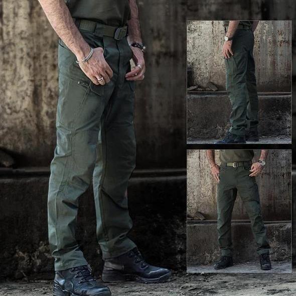 Grüne taktische Hose für Herren, robustes Design, Outdoor- und Militärstil, mit Taschen, kombiniert mit schwarzen Stiefeln, ideal für Abenteuer.