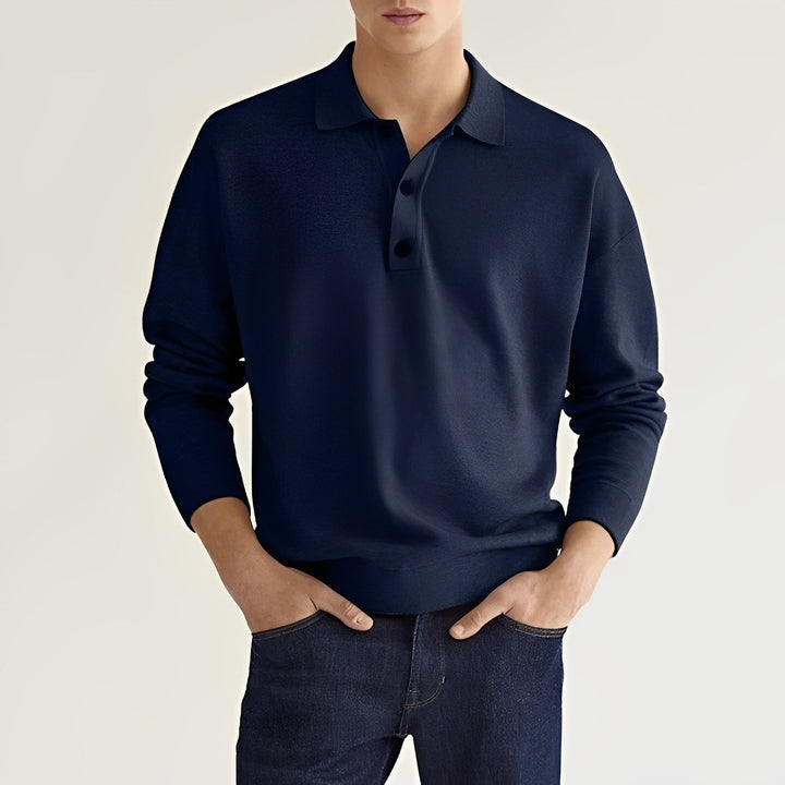 Dunkelblauer Herrenpullover mit Kragen, kombiniert mit dunkelblauer Jeans. Modischer Freizeitlook für Männer, ideal für Herbst und Winter.