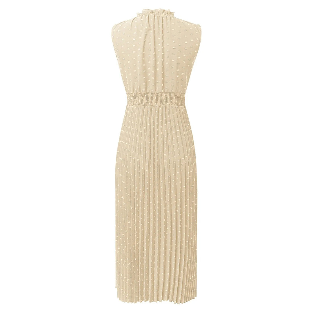 Beiges, ärmelloses Kleid mit weißen Punkten, Plissee-Design und elastischer Taille. Elegantes Sommerkleid, ideal für festliche Anlässe.
