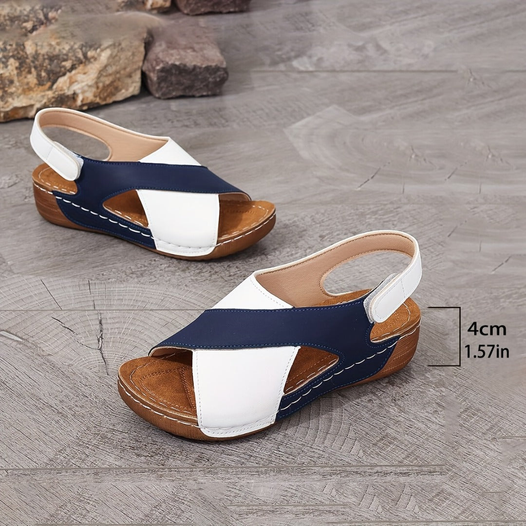 Damen-Sandalen mit Keilabsatz, blau-weiß, 4 cm hoch, aus Leder, ideal für Sommermode, bequem und stilvoll, auf Holzboden präsentiert.