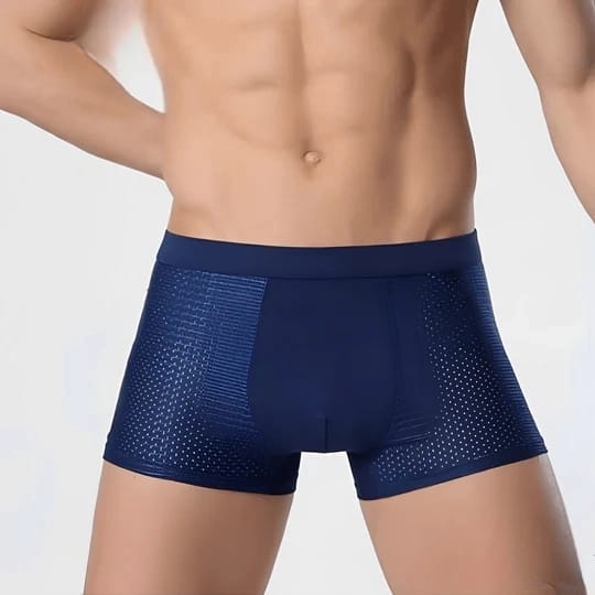 Mann in blauer, atmungsaktiver Boxershorts aus Mesh-Stoff, Vorderansicht. Bequeme Herrenunterwäsche, ideal für Sport und Alltag.