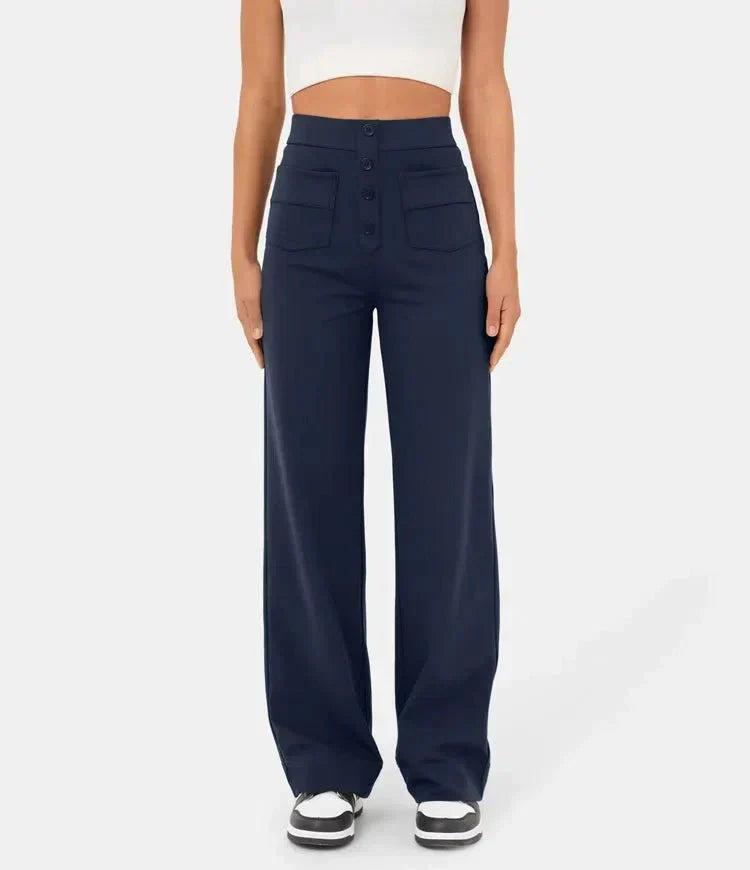 Dunkelblaue, hoch taillierte Damenhose mit weitem Bein und Knopfleiste, getragen von Frau in weißem Top. Modetrend, elegante Damenbekleidung.