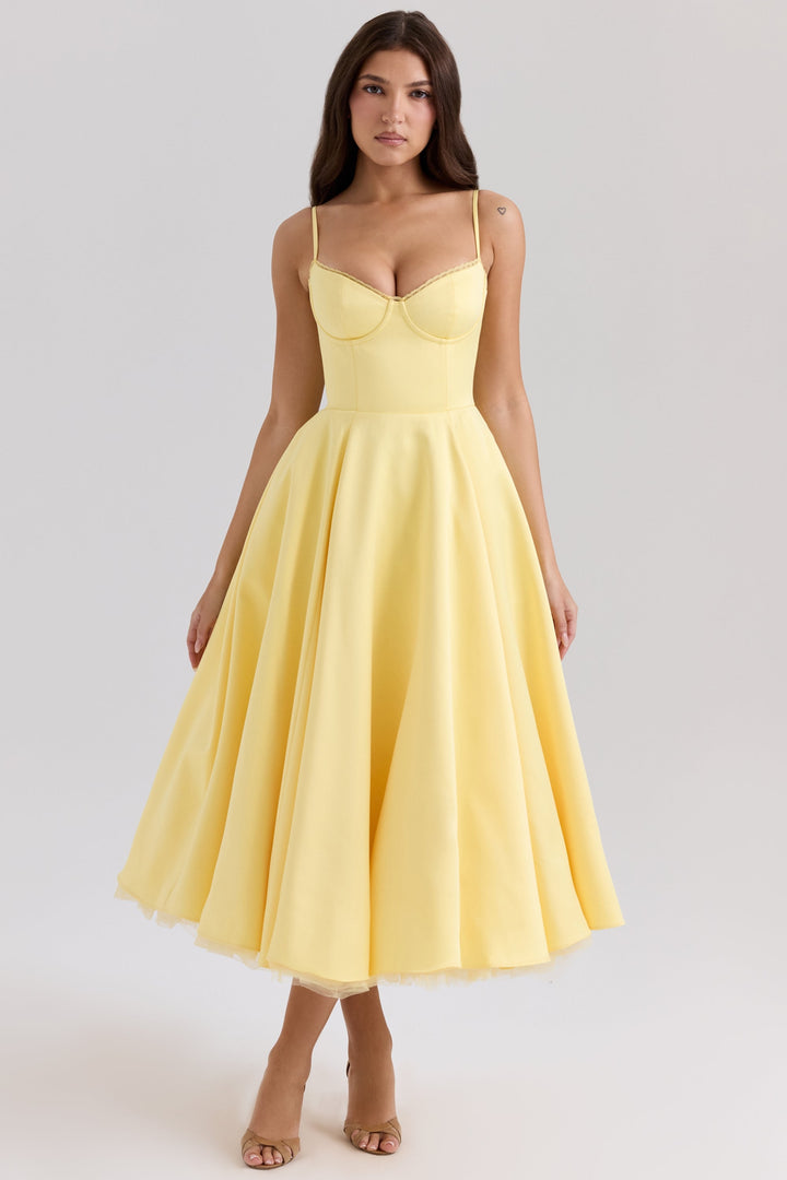 Frau in gelbem Cocktailkleid, trägerlos, knielang, elegantes Design, Modefotografie, Abendmode, stilvoll, zeitlos, Damenbekleidung.