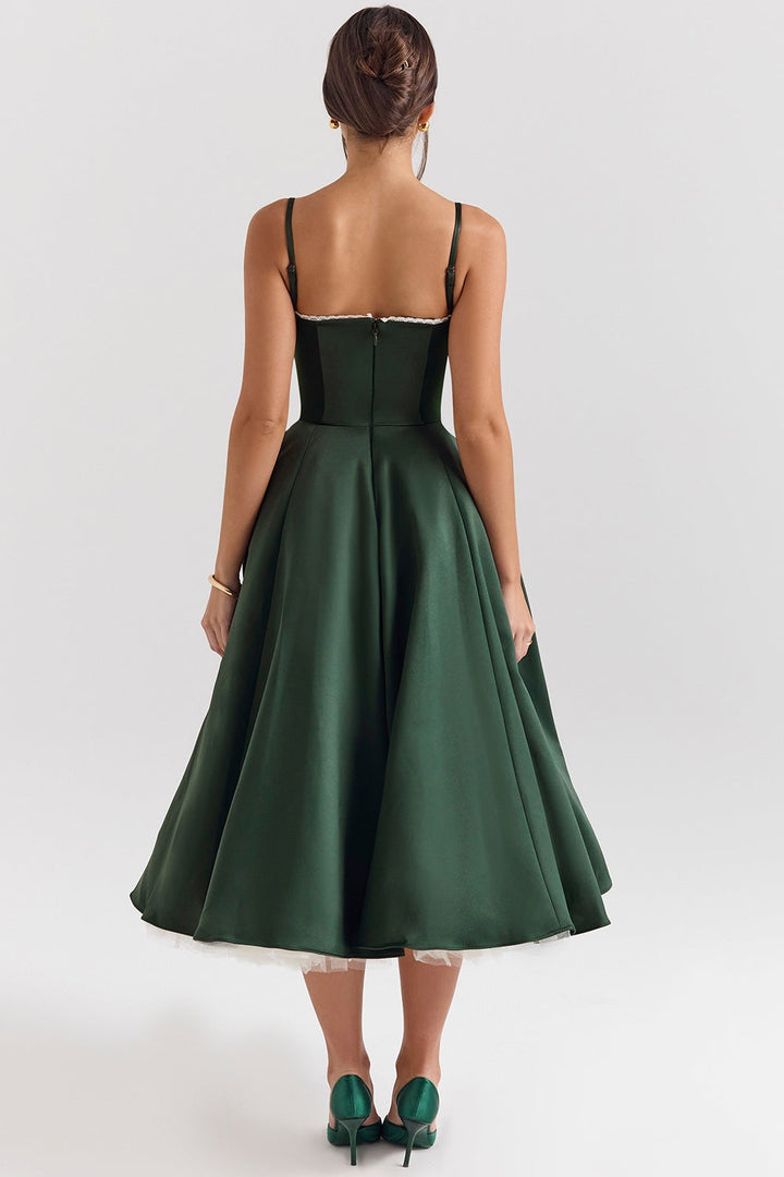 Frau in elegantem, grünem Abendkleid mit Spaghettiträgern und ausgestelltem Rock, Rückansicht. Perfekt für formelle Anlässe und Abendveranstaltungen.
